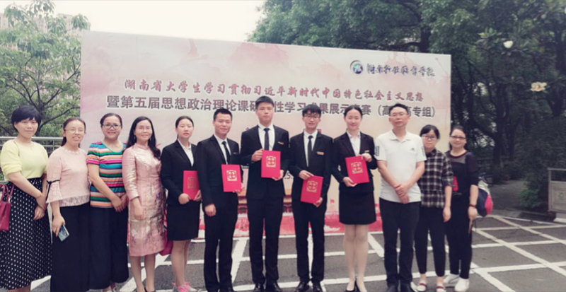 1559118817932031921.jpg 指导老师与学生合影.jpg