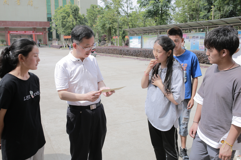 1559783822339087668.jpg 西藏学生巴桑拉宗给胡佳武书记递送《给母校的一封感谢信》.jpg