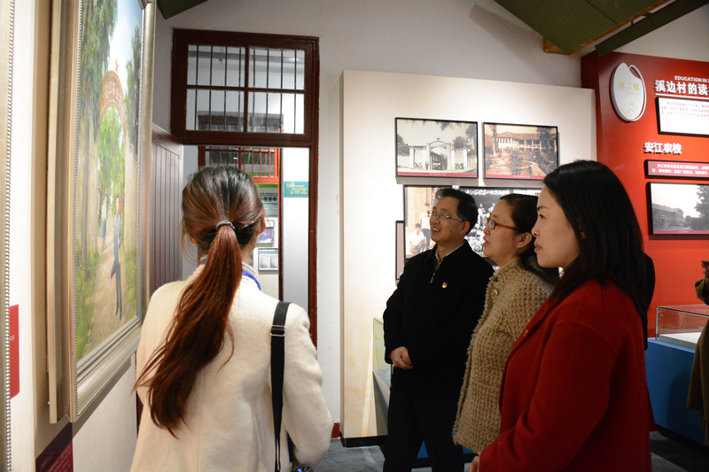 1636457089524070051.jpg 妇联一行参观陈列馆3.jpg