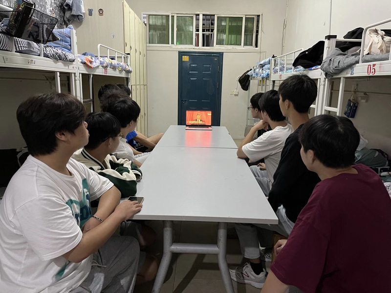 1667373396158086669.jpg 1学生学习党的二十大报告.jpg