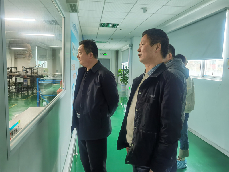 1680138416687061231.jpg 2、实地走访企业生产车间.jpg